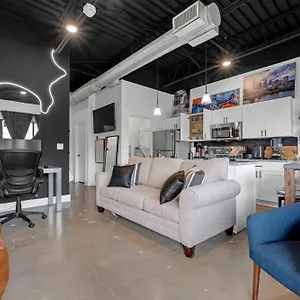 New Sleeps 4 - 7 Mins To Dwtn Apartment